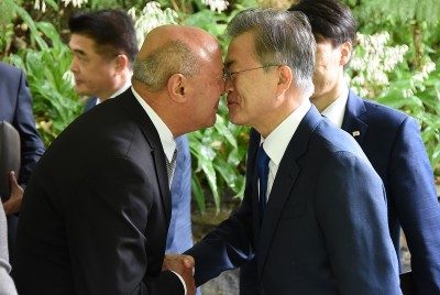 Image of Kaumatua Prof Piri Sciascia hongis with the President of the Republic of Korea 