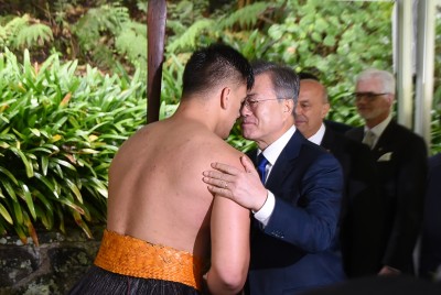 Image of a hongi with the President of the Republic of Korea
