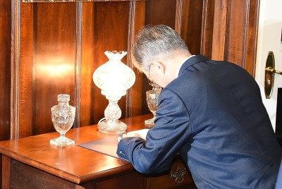 Image of the President of the Republic of Korea signing the Visitor Book