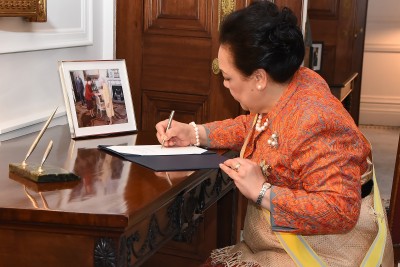 Image of Queen Nanasipau'u signing the Visitor Book