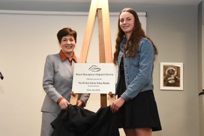 Image of Surf Lifeguard Olive Pearce and Dame Patsy unveiling the plaque