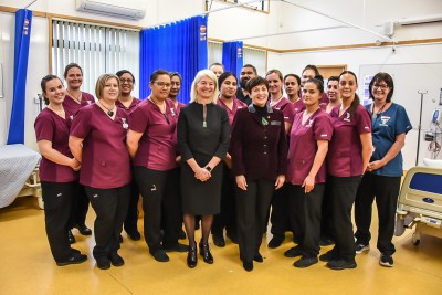 Image of Dame Patsy and Te Whare Wānanga o Awanuiārangi nursing school staff and students 