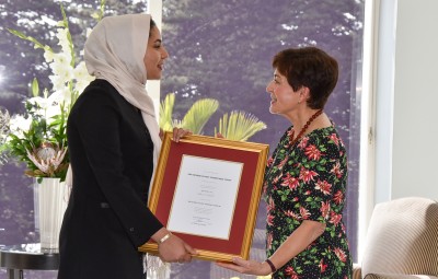 Dame Patsy presenting the Scholarship to Zahra Habibi