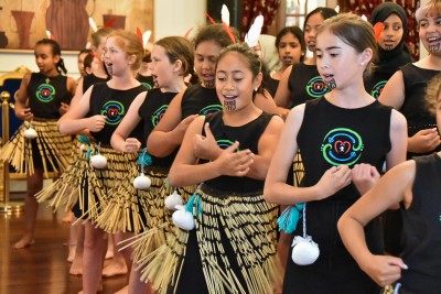 Te Aro schoolchildren performing