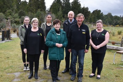 Image of Dame Patsy and Sir David with Vonnie and Doug Cherry and the team from West Coast Treetop Walkway
