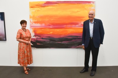 Image of Dame Patsy and Sir David with a Gretchen Albrecht work