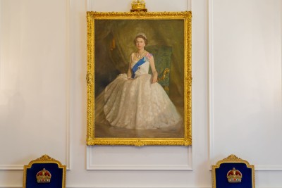 Image of the portrait of HM Queen Elizabeth II in the Ballroom