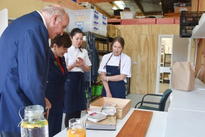 Dame Patsy Reddy, Sir David Gascoigne looking at Eat a Rainbow meals