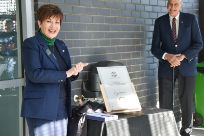Dame Patsy Reddy unveiling a plaque