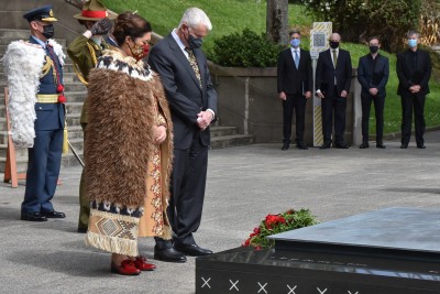 Dame Cindy and Dr Davis lay a wreath at the Tomb of the Unknown Warrior