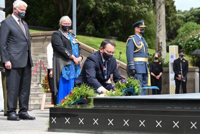 Dr Shane Reti lays a wreath at the Tomb of the Unknown Warrior
