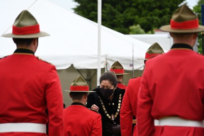 Dame Cindy Kiro places pips on the shoulders of the cadets