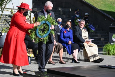 Dame Cindy Kiro and Dr Richard Davies lay a wreath at the Tomb of the Unknown Warrior