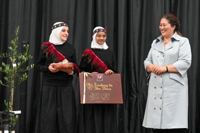 Dame Cindy receiving a gift from to students at Zayed College 