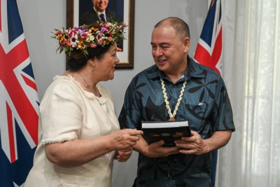 Dame Cindy presenting a gift to the Prime Minister