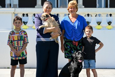 Dame Cindy and Lucy with the Walkinshaws and Kiro