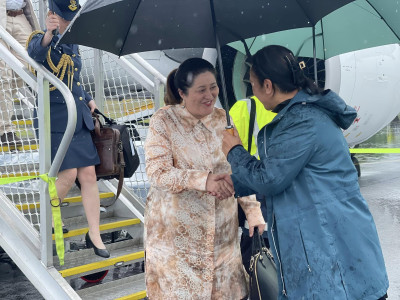 Dame Cindy is greeted by Peleni Talagi, Secretary to the Government