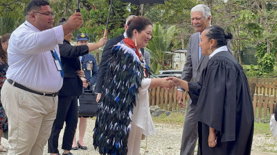 Dame Cindy meets Melissa Talagi-Douglas and Hon Hima Douglas 