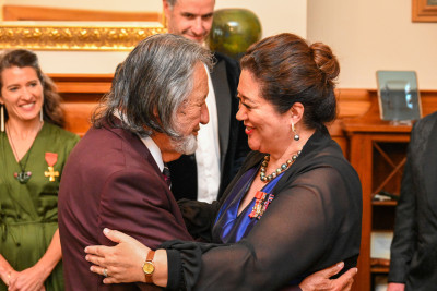 Tā Pita Sharples and Dame Cindy embrace