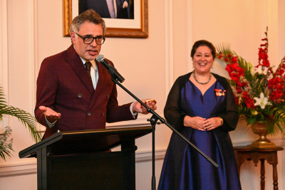 Jemaine Clement receiving the Icon Award on behalf of Neil Finn