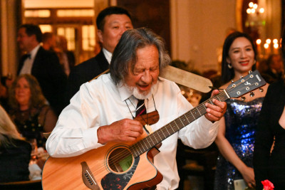 Tā Pita Sharples performing for the gathering