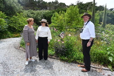 Lois Croon showing Their Excellencies her dahlias