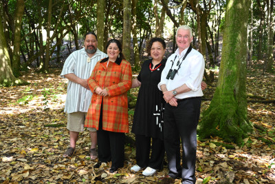 Ricky Hapi, Dame Cindy, Cody Hapi and Dr Davies in front of a kopi tree bearing the imprint of a rakau momori
