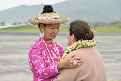 Lady Tuaine Marsters meeting Dame Cindy on the tarmac