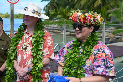 Dame Cindy receiving a gift