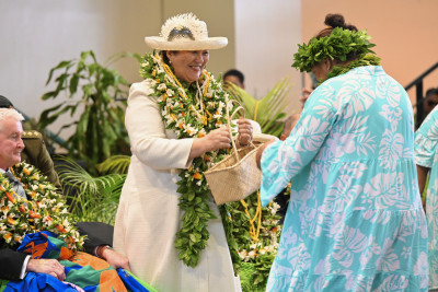 Dame Cindy receiving a gift from Pa Enua