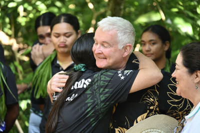 Dr Davies embracing a member of Kōrero o te ‘Ōrau