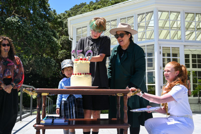 Dame Cindy and Mt Cook School pupils cut a 150th birthday cake