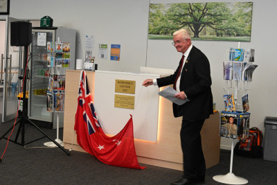 Dr Davies unveiling the two plaques to mark the opening of the Centre