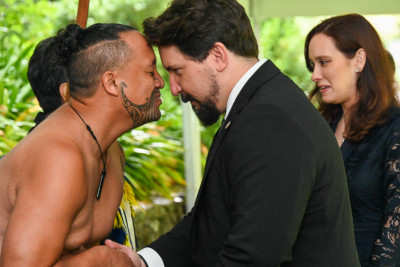 HE Mr Rogelio Cucalón García, Ambassador of the Republic of Panama meeting a member of the Cultural Party
