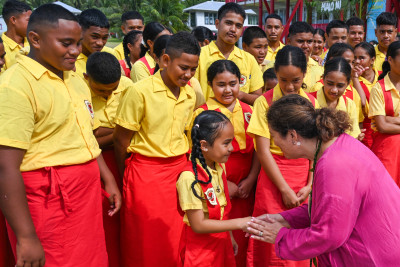 Dame Cindy meeting a student from Tialeniu School
