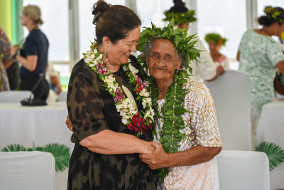 Dame Cindy with one of the atoll lōmatutua