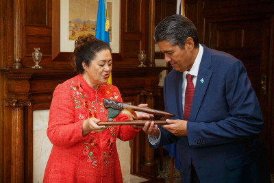 Dame Cindy presenting a gift to President Whipps