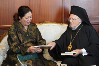Dame Cindy receiving a gift from Bartholomew I of Constantinople, Ecumenical Patriarch of Constantinople