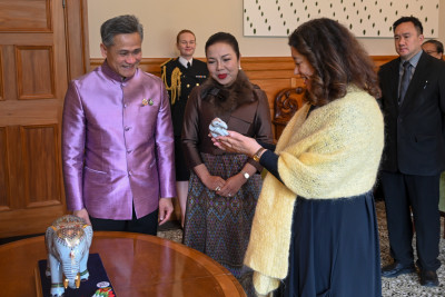 Dame Cindy accepts a gift from His Excellency, Mr Mongkol Visitstump, Ambassador of the Kingdom of Thailand and his wife Mrs Dang Thi Thu Ha