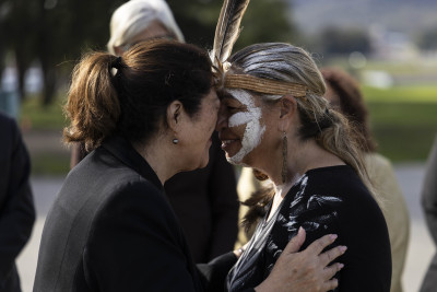 Dame Cindy shares a hongi with Ngunnawal Elder Aunty Serena Williams