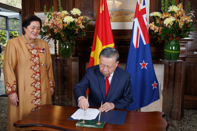 President Lâm signs the Government House visitor book