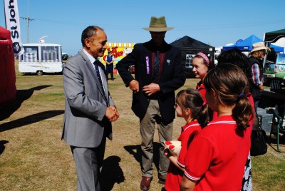 The Governor-General meets children from Five Forks School.