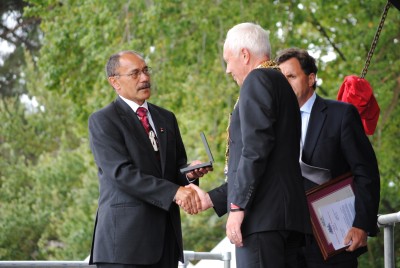 The Governor-General presents the Gold Medal to Mayor Bob Parker.