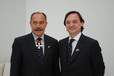 The Ambassador of Chile, Mr Isauro Torres, and the Governor-General.