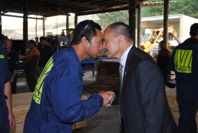 The Governor-General greets an employee of Mt Pokaka Timber Sawmill with a hongi.
