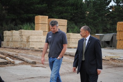 Sir Jerry Mateparae is given a tour of the Mt Pokaka Timber Products Sawmill by its Managing Director, Mark Hewitt.