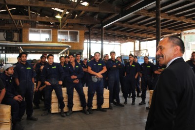 Sir Jerry Mateparae speaks to the team at Mt Pokaka Sawmill.