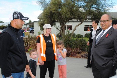 Sir Anand meets volunteers based at the Aranui Primary School Welfare Centre.