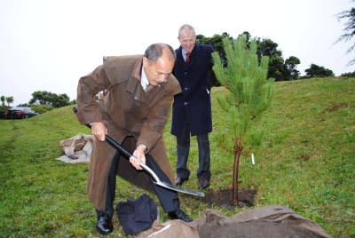 Governor-General plants a pine tree in the James Hector Pinetum.