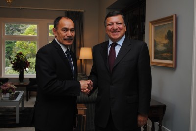The Governor-General greets the President of the  European Commission.